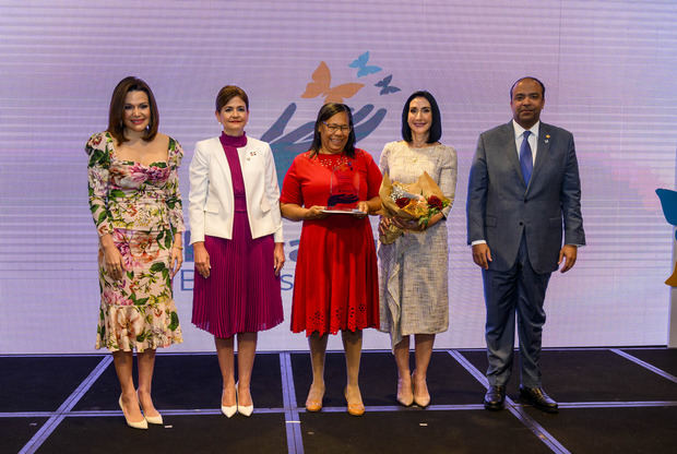 Noelia García de Pereyra, Raquel Peña, Tempora Pérez, Raquel Arbaje y Samuel Pereyra.
