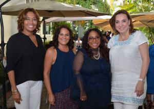 Tania Santa María celebra encuentro con participantes en foro