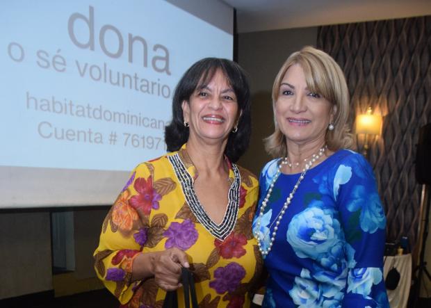 Cesarina Fabián entrega uno de los premios a Lisette Jiménez.