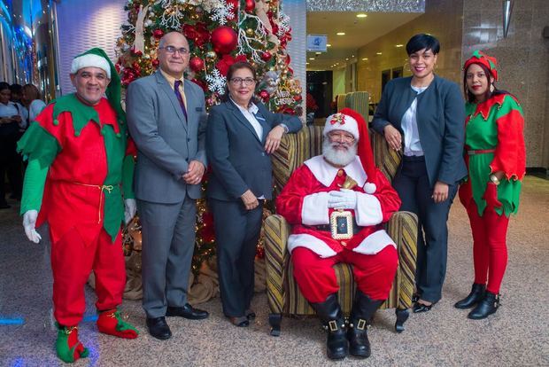 Genaro Santos, Rosario Sangiovani (Charo) Katiuska Méndez, con Santa Claus y su duendes.