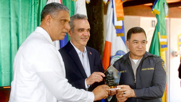 En visita histórica, presidente Abinader sostiene almuerzo con policías en Hatillo, San Cristóbal