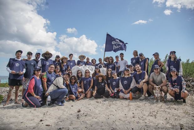 Equipo de voluntarios durante la jornada de limpieza en isla Catalina.