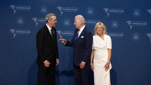 Presidentes Luis Abinader y Joe Biden intercambian saludo en la inauguración de la Cumbre de las Américas