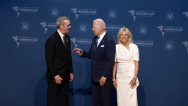 Presidentes Luis Abinader y Joe Biden intercambian saludo en la inauguración de la Cumbre de las Américas.