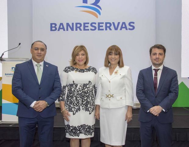 Omar Ramírez Tejada, vicepresidente del Consejo Nacional para el Cambio Climático; Juliannie Guerrero, directora general de Sostenibilidad y Responsabilidad Social de Banreservas; Jacqueline Ortiz de Lizardo, presidente del Voluntariado Banreservas, y Eduardo Piquero, consultor financiero, director de MEXICO2, plataforma de mercados ambientales del Grupo Bolsa Mexicana de Valores.