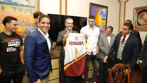 Presidente Abinader recibe a basquetbolista dominicano Chris Duarte en Palacio Nacional