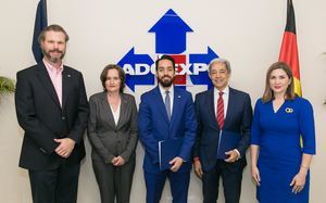 Karsten Paul Windeler, vicepresidente de la CC-DA; Frauke Pfaff, directora ejecutiva de la CC-DA; Fabio J. Guzmán Saladín, presidente; Luis Concepción, presidente de Adoexpo y Odile Miniño Bogaert, vicepresidente ejecutiva.