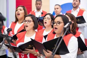 Colaboradores de ACAP entonando canciones de Navidad.