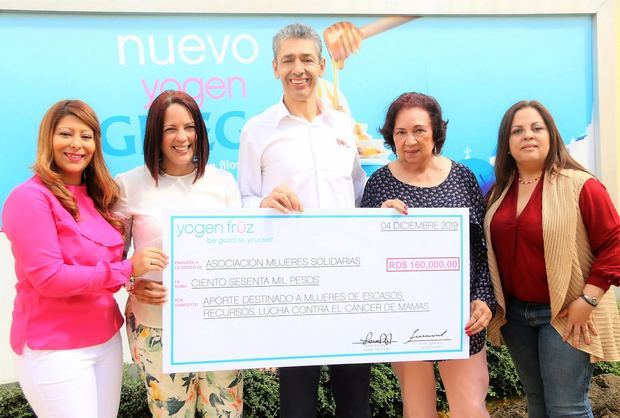 Directivos de Helados Bon y de la Asociación Mujeres Solidaria, durante la entrega del donativo, desde la izquierda: Laura Pérez, Marjorie Rijo, Luis Fernando Enciso, Yderma Arias y Carolina Pantaleón.