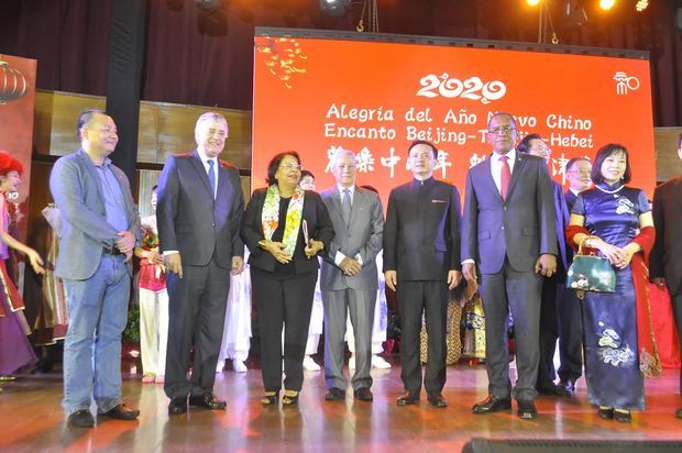 Wi Ben Feng, Roberto Santana, Emma Polanco, Nelson Toca, embajador Zhang Run, Antonio Medina Calcaño y Marta Duan Niyan de Run.