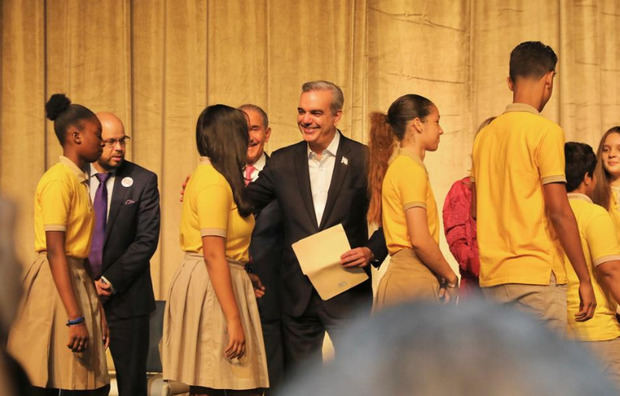 Luis Abinader junto a estudiantes.