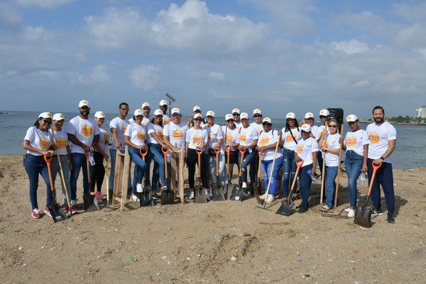 
Ejecutivos de Pollo Cibao junto a colaboradores que participaron en la jornada de limpieza de playas.