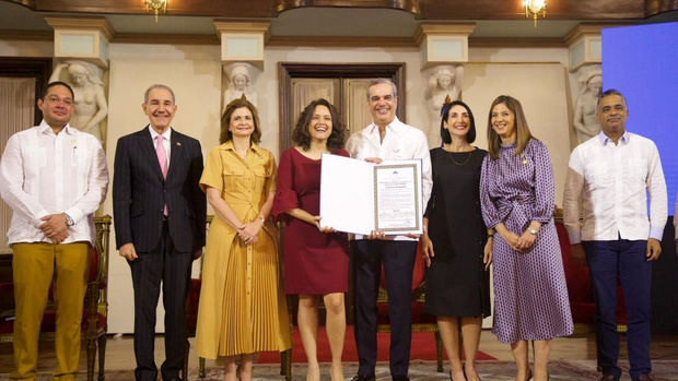 En ocasión de la celebración del Día del Maestro, el presidente Luis Abinader entregó este viernes el Premio a la Excelencia Magisterial 2023.