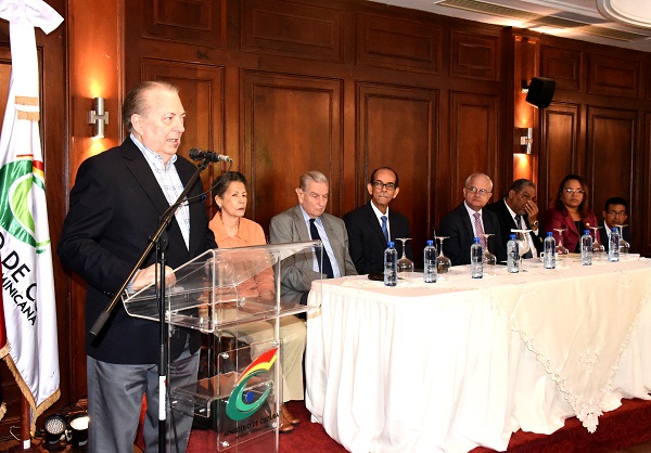 Previo al inicio del taller, el ministro de Cultura, Eduardo Selma, pronuncia las palabras de bienvenidas, a su lado, en la mesa de honor, los viceministros Cayo Claudio Espinal, Federico Enríquez Gratereaux, Juan Morales, y Olga Luciano; en representación del Muy D), Roberto Liz y Yódela Arrende.