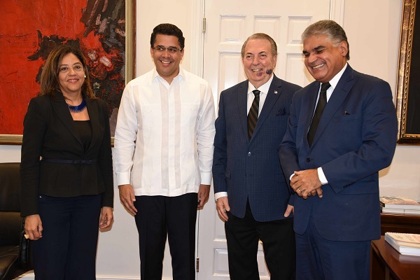 La coordinadora del Programa de Fomento al Turismo en la Ciudad Colonial,  Maribel Villalona; el alcalde del Distrito Nacional, David Collado; el ministro de Cultura, Eduardo Selman y el viceministro de Turismo, Fausto Fernández.