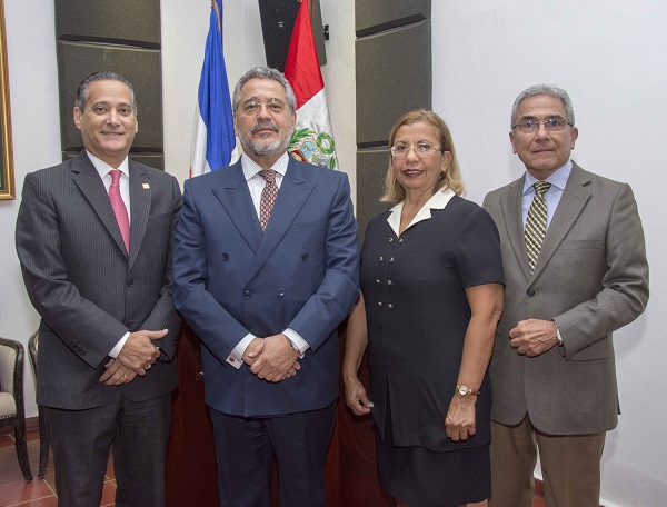 Rienzi Pared Pérez, subadministrador de las Empresas Subsidiarias de Banreservas; Augusto Freyre Layzequilla, embajador de Perú en el país; Mary Ann Silva de Espinosa, ministra consejera, y Carlos Espinosa Larriva, en la inauguración de un ciclo de cine peruano en el Centro Cultural Banreservas. 