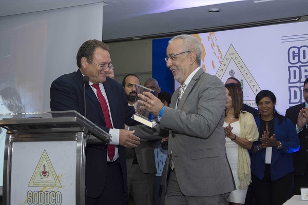 El cirujano oncólogo Francisco García Pérez, a la derecha, recibe el reconocimiento por su amplia trayectoria profesional y académica, de manos del presidente de SODOCO, Ricardo Domingo.