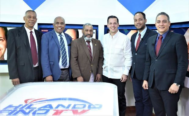 Hugo Beras y  comunicadores Francis Pérez, Oneulin Cáceres, Alfredo De La Cruz, Rodolfo Santos, y Víctor Peña, en el programa Debate de Ideas