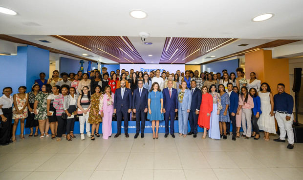 Presidenta del Voluntariado Banreservas, Noelia García de Pereyra,
presenta el programa de becas universitarias Reservas del Futuro, que
beneficiará en este año a 82 jóvenes provenientes de escuelas públicas.