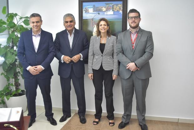 viceministro de Turismo, Fausto Fernández, quien recibió la visita de los ejecutivos de la aerolínea suramericana para Centroamérica y el Caribe, Felipe Gutiérrez, Viviana Martín y David Alemán.