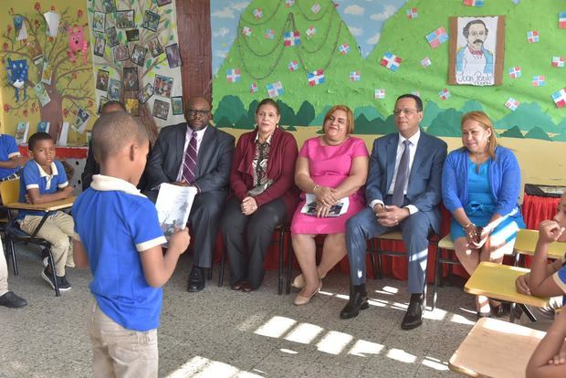 Ministro de Educación, Antonio Peña Mirabal, en un recorrido por el centro Parroquial Domingo Sabio, uno de los centros donde funciona el Plan Leer que acoge a miles de niños en 390 escuelas del país.