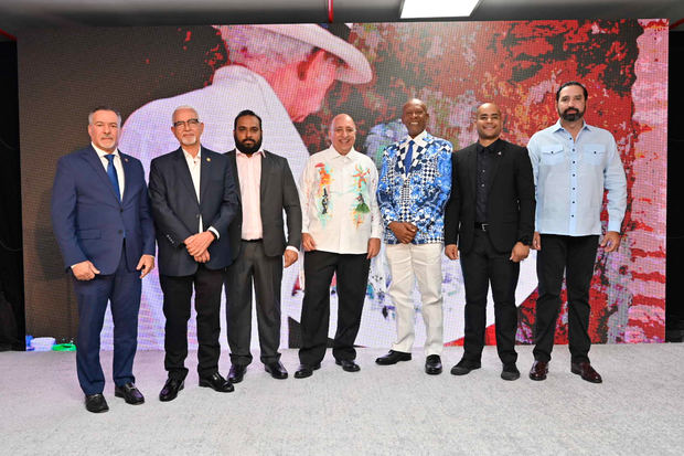 Desde la izquierda, el cónsul dominicano en New Jersey, Ángel Pichardo;
Wilson Rodríguez, Mijail Peralta, Mariano Hernández, Juan Francisco Vásquez
(Juampa), Rey Andújar y Luis Miñoso.