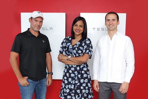 Eduardo Mejía, representante de Tesla; Elizabeth Manzanillo, representante del Banco Popular; Carlos Grullón, presidente de Raas Solar.