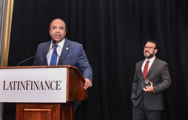 El administrador general de Banreservas, Samuel Pereyra, al momento de
recibir el premio, acompañado por Faraday Cepeda Darauche.