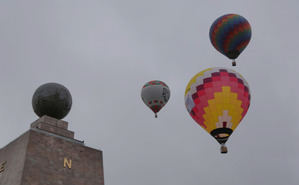 La Mitad del Mundo, en Ecuador, vuelve a adornarse de coloridos globos frente a la neblina