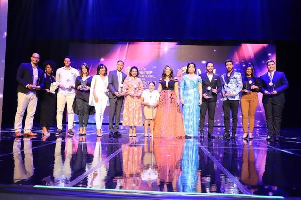 La Ministra de la Juventud, Robiamny Balcácer y la coordinadora del premio, Sofía Pujols, junto a los ganadores.