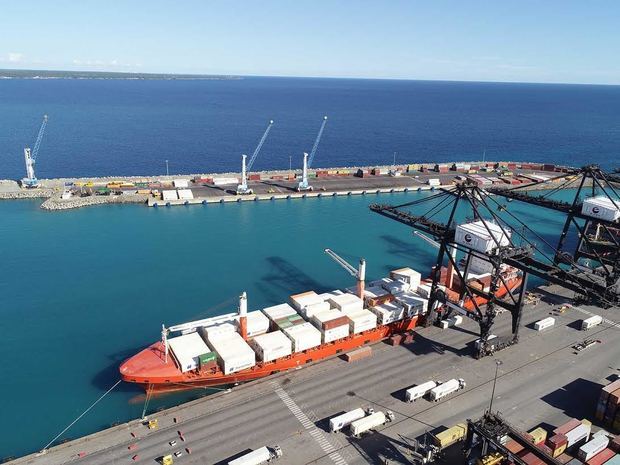 Vista aérea del navío MV Balao de la línea naviera Hapag Lloyd, que cubriría la ruta desde Costa Rica hasta República Dominicana y desde DP World Caucedo al norte de Europa.
 

 