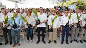 El presidente Luis Abinader y el licenciado Hecmilio Galván, director del FEDA, encabezaron la presentación del Plan Nacional para el Relanzamiento del Sector Coco de la República Dominicana.