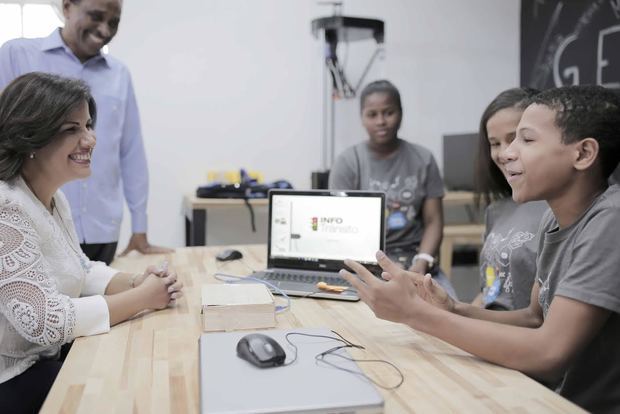 La vicepresidenta de la República, doctora Margarita Cedeño, conversa con estudiantes del Centro Tecnológico Comunitario (CTC) de La Nueva Barquita, de Santo Domingo Norte, el primero de los cuatro de esos espacios que usa la metodología Maker (aprender haciendo) en su proceso de enseñanza. También figura el director de CTC, licenciado Claudio Doñé. (Foto de archivo). 