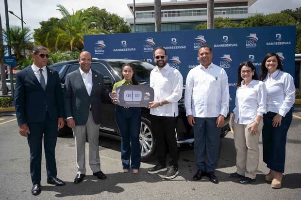 El presidente ejecutivo de Banreservas, Samuel Pereyra, y Reynaldo Méndez
le entregan las llaves de su vehículo a Priena Almonte. Los acompañan Pablo
de la Rosa, Ysidro García, Paula González y Patricia Rivera.