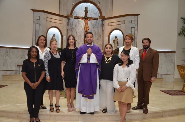 El padre Catalino Tejada junto a la directiva de la ADCS.