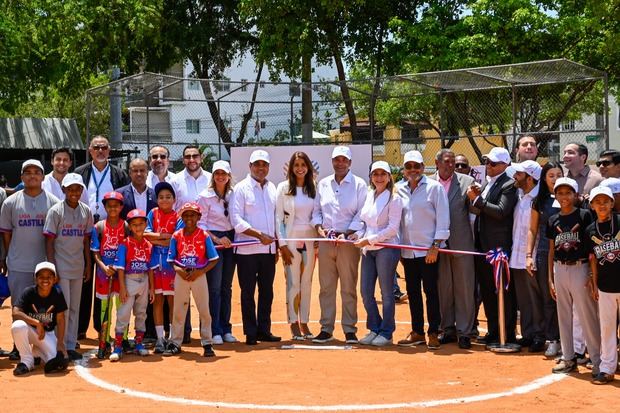 El presidente ejecutivo Banreservas, Samuel Pereyra, corta la cinta
inaugural del remozado Play Municipal Liga Los Restaurados. Le acompaña
el ministro de Deportes, Kelvin Cruz; la alcaldesa del Distrito Nacional,
Carolina Mejía; diputados, regidores, ejecutivos de la entidad financiera,
deportistas y comunitarios.