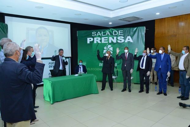 Leonel Fernández juramenta a exmiembros del PLD que pasaron a la Fuerza del Pueblo.