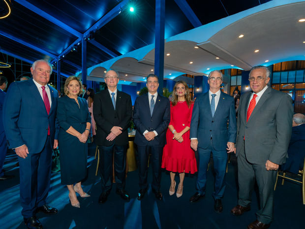 De izquierda a derecha, los señores Alejandro Santelises, Katingo Haché de Santelises, Manuel A. Grullón, Christopher Paniagua, Sandra Bisonó de Paniagua, René Grullón y Luis Mejía Oviedo.