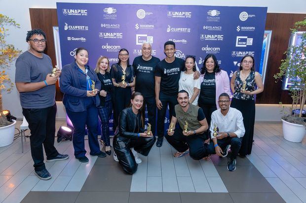 La doctora Nathalie Almonte, coordinadora de la carrera de Cinematografía de Unapec, el rector de UNAPEC, magíster Erick Pérez Vega y la Dra. Alicia Álvarez, decana de la Facultad de Artes y Comunicación de la Universidad APEC (UNAPEC), junto a los ganadores.