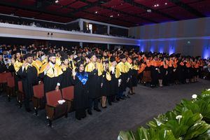 Los graduandos juramentandose.
