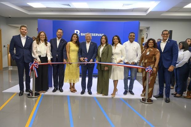 El presidente ejecutivo de Banreservas, Leonardo Aguilera, corta la cinta inaugural de la oficina Merca Jumbo de Plaza Paseo 27.