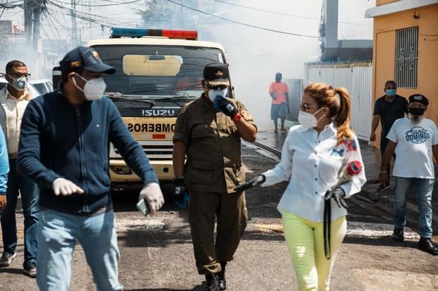 Alcaldesa Carolina Mejía, en el operativo de recogida de basura, fumigación y aseo general.