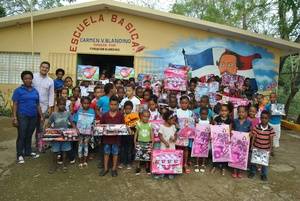 Fundación Blandino dona juguetes y golosinas a niños de Sierra Prieta