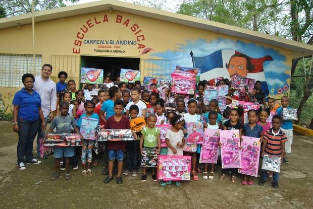 Las gerentes de la Fundación Blandino María Fernanda Arredondo y Elizabeth Díaz junto a los alumnos beneficiados con el agasajo y reparto de juguetes en la fiesta de Epifanía del Señor o los Santos Reyes..