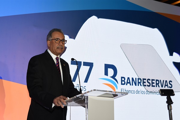 El administrador general de Banreservas, Simón Lizardo Mézquita, habla en la inauguración de Expomóvil Banreservas 2018, que permanecerá abierta hasta el domingo en la noche.