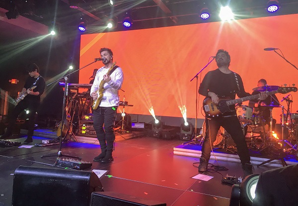 El cantautor colombiano Juanes mientras interpreta uno de sus éxitos en el concierto auspiciado por Banreservas, en Hard Rock Live Santo Domingo.