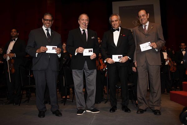 El director del Instituto Postal Dominicano, Modesto Guzmán; el ministro de Cultura, arquitecto Eduardo Selman; el maestro José Antonio Molina y  Julio de Wind, director emérito de la OSN.