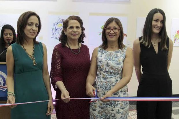 La directora de la Biblioteca Infantil y Juvenil República Dominicana (BIJRD), Dulce
Elvira de los Santos, realiza el corte de cinta junto a las escritoras Ángela Hernández Núñez,
Karina Castillo; y la artista Taína Almodóvar Gil, con el que dejan inaugurada la exposición
“Animal armonía”, así como la puesta en circulación de la obra del mismo nombre.