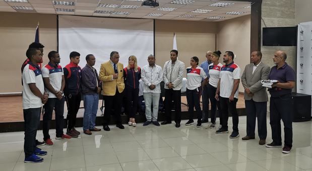 Luis Mejía ofrece detalles de la participación dominicana en los  Juegos  Mundiales de Playa. Figuran Wily González, Jefe de Misión; Gilberto García y los atletas y delegados que asistirán al evento a celebrarse en Qatar.