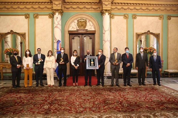 La distinción fue entregada durante una visita de cortesía de los directivos de la agrupación industrial más grande de la República Dominicana, en el Salón Privado del Palacio Nacional..